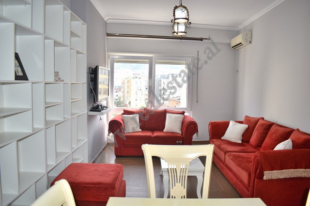 Apartament 2+1 per qira te Komuna Parisit, ne Tirane.
Apartamenti ndodhet ne katin e 5 te nje palla